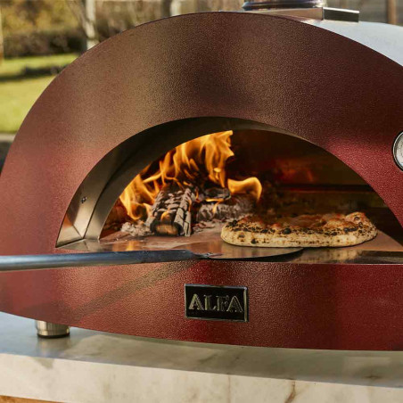 Cuisson d'une pizza au feu de bois dans le Moderno 2 Rouge Alfa Pizza