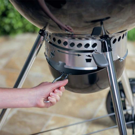 Nettoyage du bac à cendres du barbecue charbon Master Touch GBS E-5750 Noir de Weber