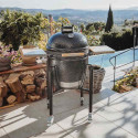 Photo d'ambiance du barbecue kamado ONE-55 de Monolith dans un jardin Photo d'ambiance du barbecue kamado ONE-55 de Monolith dans un jardin