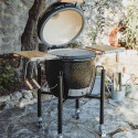 Photo d'ambiance d'un barbecue kamado ONE-55 Monolith avec couvercle ouvert Photo d'ambiance d'un barbecue kamado ONE-55 Monolith avec couvercle ouvert