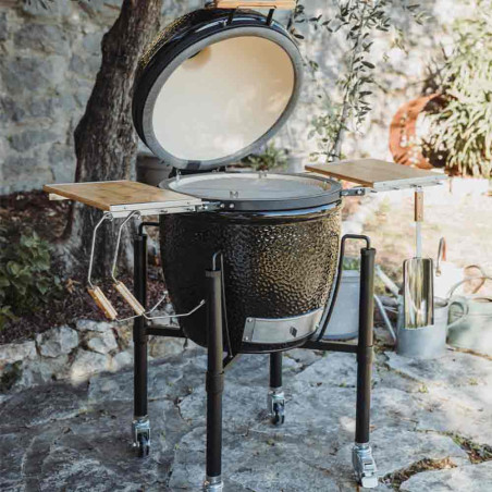 Photo d'ambiance d'un barbecue kamado ONE-55 Monolith avec couvercle ouvert