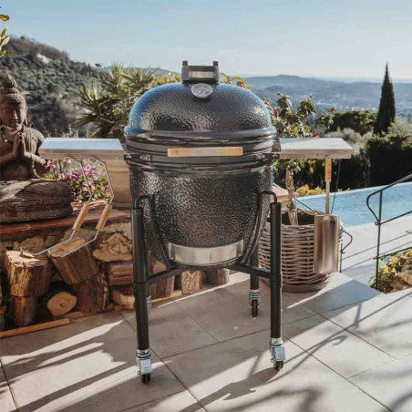 Visuel d'ambiance du barbecue Monolith kamado ONE-66 sur chariot