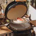 Cuisson d'aliments dans le barbecue kamado ONE-66 sur chariot de Monolith Cuisson d'aliments dans le barbecue kamado ONE-66 sur chariot de Monolith