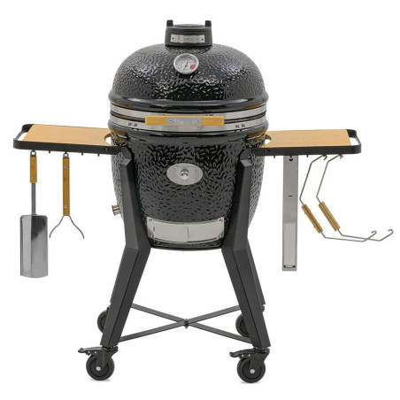 Vue de face sur le kamado noir TWO.55 avec chariot Monolith et ses tablettes en bois de bambou rétractables