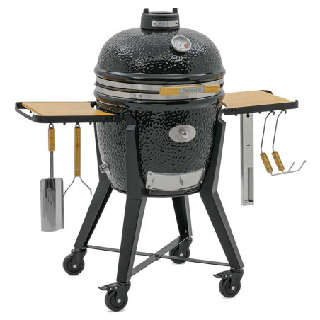 Kamado noir TWO.55 Monolith sur chariot avec ses 2 tablettes rétractables en bois de bambou