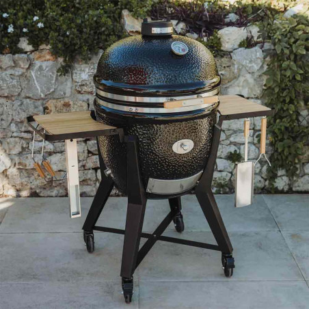 Image d'ambiance du kamado TWO.55 noir sur chariot Monolith