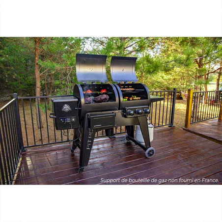 Navigator 1230 Pit Boss ouvert sur une terrasse Navigator 1230 Pit Boss ouvert sur une terrasse