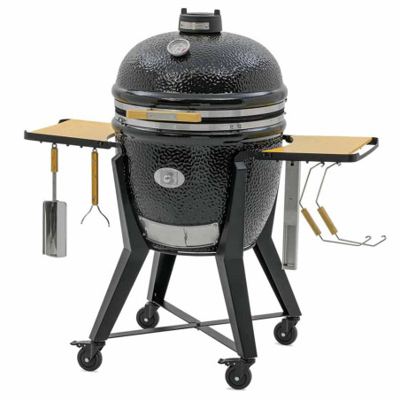Kamado TWO.66 noir de Monolith sur son chariot avec ses tablettes en bois de bambou rabattables Kamado TWO.66 noir de Monolith sur son chariot avec ses tablettes en bois de bambou rabattables