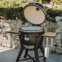 Photo d'ambiance du kamado TWO.66 noir sur chariot avec son couvercle ouvert et ses tablettes en bois de bambou Photo d'ambiance du kamado TWO.66 noir sur chariot avec son couvercle ouvert et ses tablettes en bois de bambou