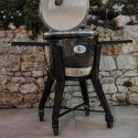 Visuel d'ambiance du kamado TWO.55 avec chariot Monolith couvercle ouvert Visuel d'ambiance du kamado TWO.55 avec chariot Monolith couvercle ouvert