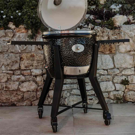 Visuel d'ambiance du kamado TWO.55 avec chariot Monolith couvercle ouvert Visuel d'ambiance du kamado TWO.55 avec chariot Monolith couvercle ouvert