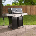 Visuel d'ambiance en extérieur sur le barbecue gaz Genesis E-315 Weber Visuel d'ambiance en extérieur sur le barbecue gaz Genesis E-315 Weber