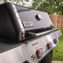 Vue sur le couvercle et les boutons du barbecue gaz Genesis E-315 Weber Vue sur le couvercle et les boutons du barbecue gaz Genesis E-315 Weber