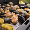Cuisson de fruits de mer sur plancha dans le barbecue gaz Genesis SP-435 Weber Cuisson de fruits de mer sur plancha dans le barbecue gaz Genesis SP-435 Weber
