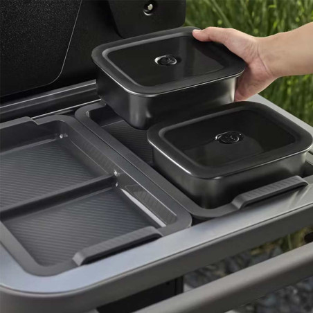Système de rangement dans la tablette latérale du barbecue gaz Genesis SP-435 de Weber Système de rangement dans la tablette latérale du barbecue gaz Genesis SP-435 de Weber