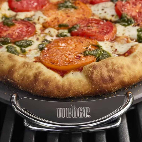 Cuisson d'une pizza dans le barbecue gaz Genesis SP-435 de Weber Cuisson d'une pizza dans le barbecue gaz Genesis SP-435 de Weber