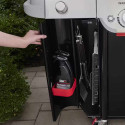 Rangement d'ustensiles et de produits de nettoyage dans la porte du barbecue gaz Genesis SP-435 de Weber Rangement d'ustensiles et de produits de nettoyage dans la porte du barbecue gaz Genesis SP-435 de Weber