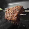 Cuisson d'une viande sur rôtissoire dans le barbecue gaz Genesis SP-435 de Weber Cuisson d'une viande sur rôtissoire dans le barbecue gaz Genesis SP-435 de Weber