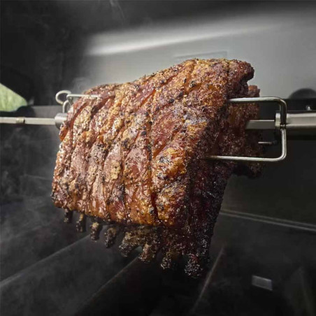 Cuisson d'une viande sur rôtissoire dans le barbecue gaz Genesis SP-435 de Weber Cuisson d'une viande sur rôtissoire dans le barbecue gaz Genesis SP-435 de Weber