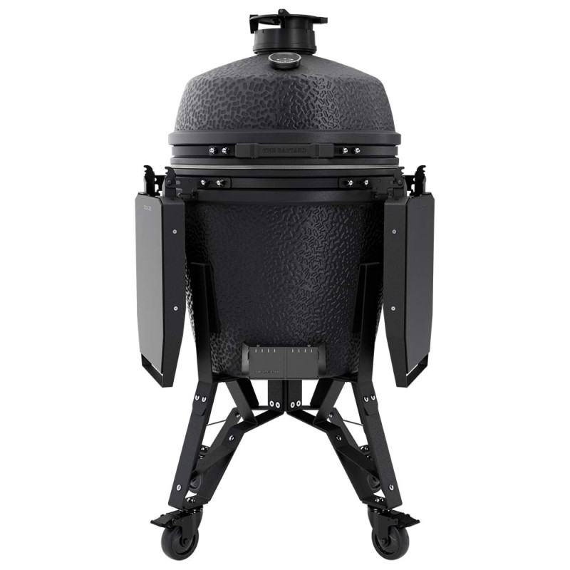 Vue de face sur le barbecue charbon The Bastard Pro Large Complete Graphite tablettes rabattues et couvercle fermé