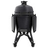 Vue de face sur le barbecue charbon The Bastard Pro Large Complete Graphite tablettes rabattues et couvercle fermé