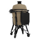 Vue sur le côté du kamado The Bastard PRO large complete Desert Sand couvercle fermé et tablettes rabattues