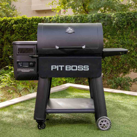 Vue sur le barbecue à pellets Competition Series 1250 Pit Boss en extérieur