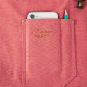 Vue sur la poche pour téléphone du tablier 325 Alaskan Maker coloris Terre de Sienne Vue sur la poche pour téléphone du tablier 325 Alaskan Maker coloris Terre de Sienne