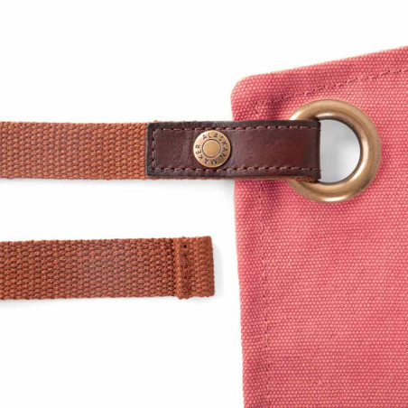 Tablier 325 Alaskan Maker coloris Terre de Sienne, conçu en cuir et en tissu Tablier 325 Alaskan Maker coloris Terre de Sienne, conçu en cuir et en tissu