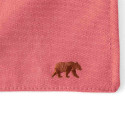 Vue sur le logo Alaskan Maker du tablier 325 coloris Terre de Sienne Vue sur le logo Alaskan Maker du tablier 325 coloris Terre de Sienne
