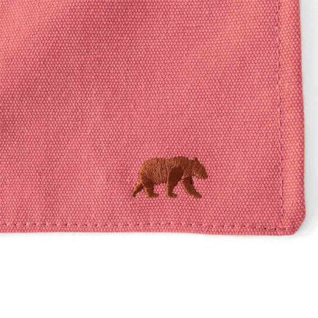Vue sur le logo Alaskan Maker du tablier 325 coloris Terre de Sienne Vue sur le logo Alaskan Maker du tablier 325 coloris Terre de Sienne