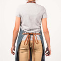 Tablier 325 Alaskan Maker coloris denim foncé, porté et vue de dos Tablier 325 Alaskan Maker coloris denim foncé, porté et vue de dos