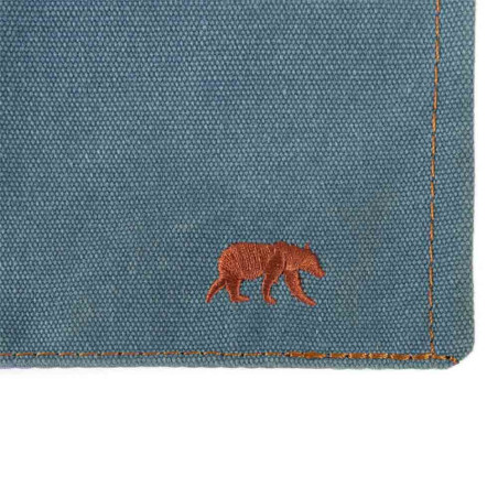 Logo brodé du tablier 325 Alaskan Maker coloris denim foncé Logo brodé du tablier 325 Alaskan Maker coloris denim foncé