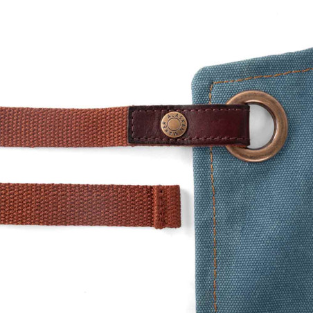 Ceinture et tour de cou en cuir pour le tablier 325 Alaskan Maker coloris denim foncé Ceinture et tour de cou en cuir pour le tablier 325 Alaskan Maker coloris denim foncé
