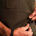 Vue de près sur le tablier 547 en tissu et en cuir d'Alaskan Maker Vue de près sur le tablier 547 en tissu et en cuir d'Alaskan Maker