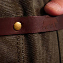 Vue sur la ceinture en cuir du tablier 547 d'Alaskan Maker Vue sur la ceinture en cuir du tablier 547 d'Alaskan Maker
