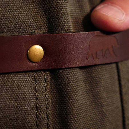 Vue sur la ceinture en cuir du tablier 547 d'Alaskan Maker Vue sur la ceinture en cuir du tablier 547 d'Alaskan Maker