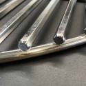 Zoom sur les barreaux de forme hexagonale de la grille du barbecue kamado PRO Large The Bastard