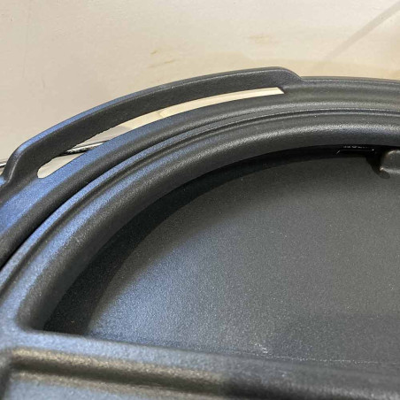 Zoom sur la poignée située sur le déflecteur en fonte du kamado PRO Large The Bastard