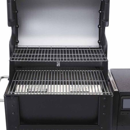 Vue de face sur les deux niveaux de grille du barbecue Searwood 600 de Weber Vue de face sur les deux niveaux de grille du barbecue Searwood 600 de Weber