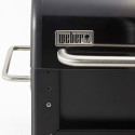 Vue rapprochée sur les poignées du barbecue pellets Searwood 600 de Weber Vue rapprochée sur les poignées du barbecue pellets Searwood 600 de Weber
