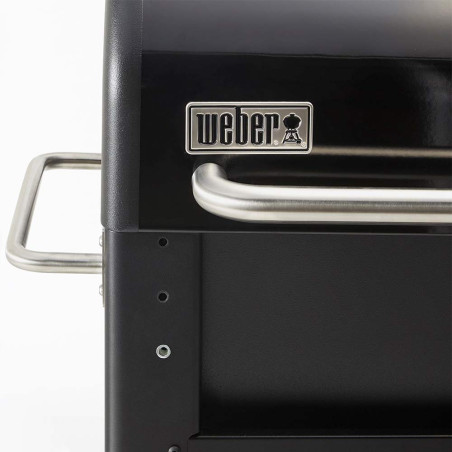 Vue rapprochée sur les poignées du barbecue pellets Searwood 600 de Weber Vue rapprochée sur les poignées du barbecue pellets Searwood 600 de Weber