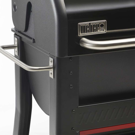 Vue rapproché sur le côté du barbecue pellets Searwood 600 Weber Vue rapproché sur le côté du barbecue pellets Searwood 600 Weber