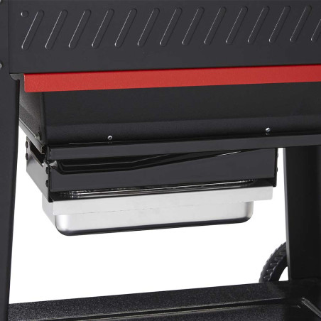 Vue sur le bac de récupérateur de graisses fermé du barbecue pellets Searwood 600 de Weber Vue sur le bac de récupérateur de graisses fermé du barbecue pellets Searwood 600 de Weber