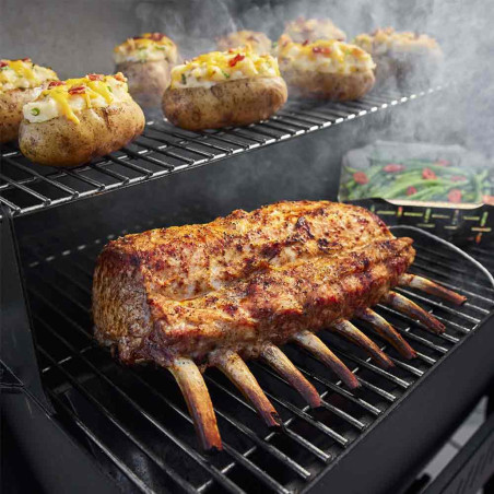 Aliments qui cuisent dans le barbecue pellets Searwood 600 Weber Aliments qui cuisent dans le barbecue pellets Searwood 600 Weber