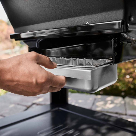 Nettoyage des graisses du barbecue Searwood XL 600 de Weber Nettoyage des graisses du barbecue Searwood XL 600 de Weber