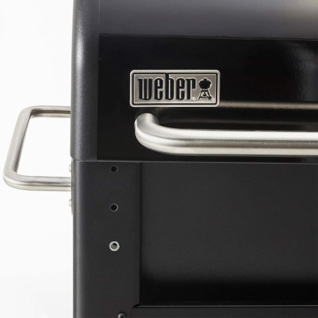 Vue rapprochée sur les poignées du barbecue Searwood XL 600 Weber Vue rapprochée sur les poignées du barbecue Searwood XL 600 Weber