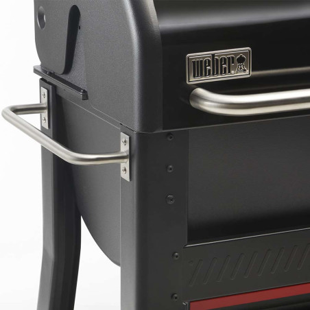 Vue de côté sur le barbecue Searwood XL 600 Weber Vue de côté sur le barbecue Searwood XL 600 Weber