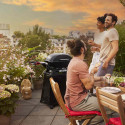 Image lifestyle du barbecue gaz Q 2800 N + noir sur chariot Weber Image lifestyle du barbecue gaz Q 2800 N + noir sur chariot Weber