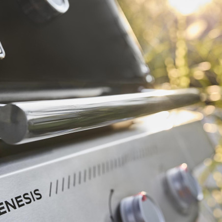 Vue sur la poignée du couvercle du barbecue gaz Genesis E-335W Weber Vue sur la poignée du couvercle du barbecue gaz Genesis E-335W Weber